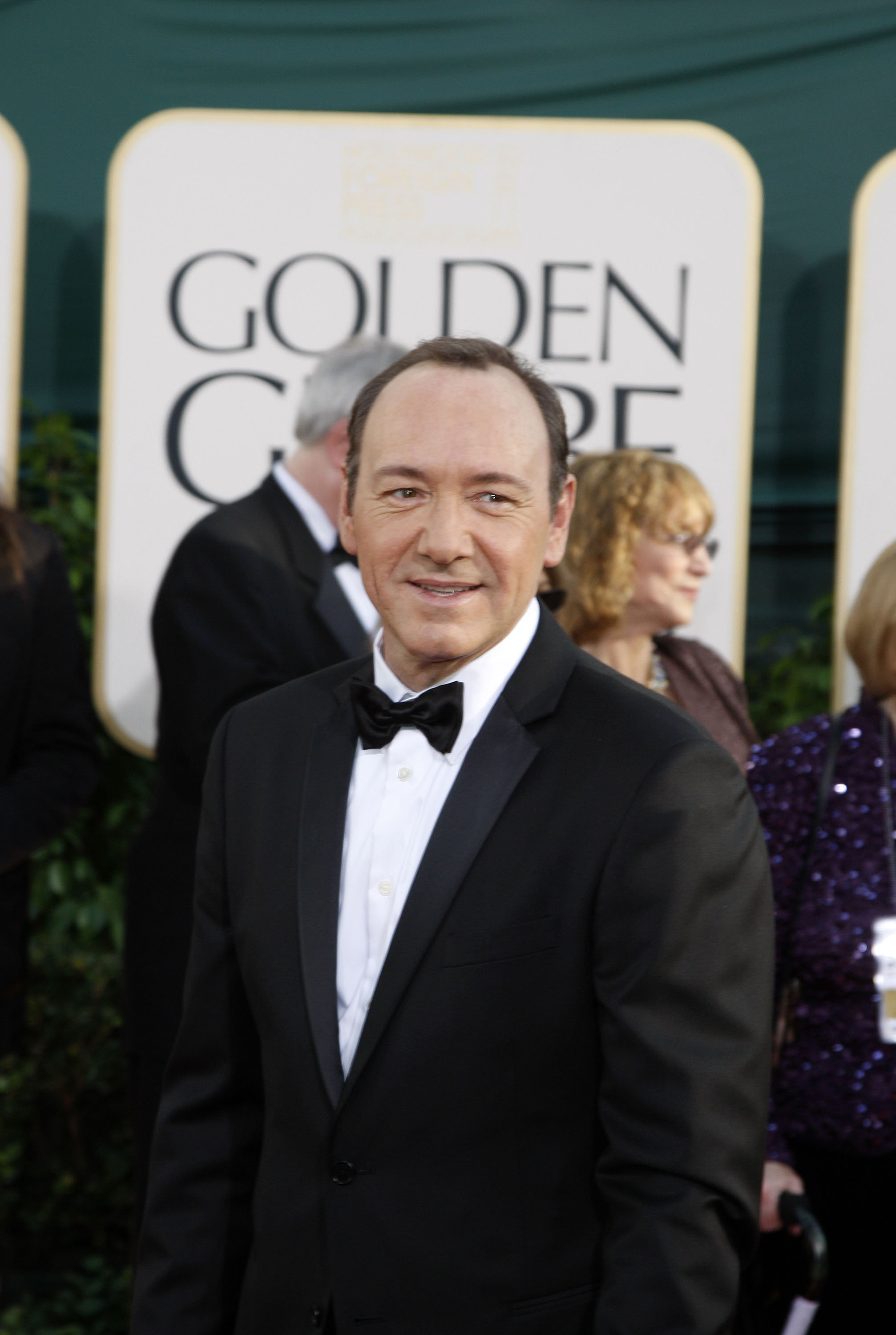 Kevin Spacey posando en una alfombra roja.