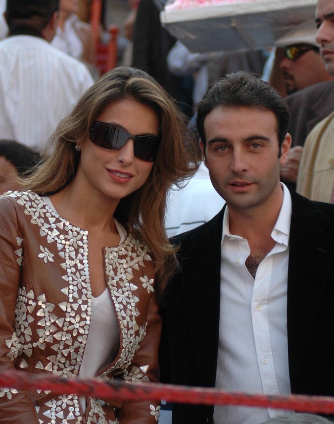 Paloma Cuevas y Enrique Ponce posando.
