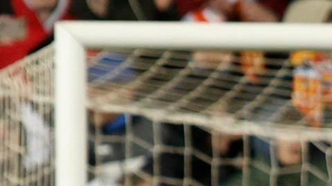 Jugadores del Real Madrid enfrentan al árbitro Gil Manzano tras sentenciar el final del partido ante Valencia segundos antes del gol del Jude Bellingham en el minuto 99'.