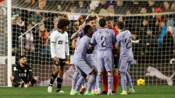 Jugadores del Real Madrid enfrentan al árbitro Gil Manzano tras sentenciar el final del partido ante Valencia segundos antes del gol del Jude Bellingham en el minuto 99'.