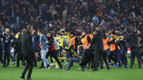 Fenerbahçe se planteará la "retirada de la liga turca" tras la batalla campal ante Trabzonspor