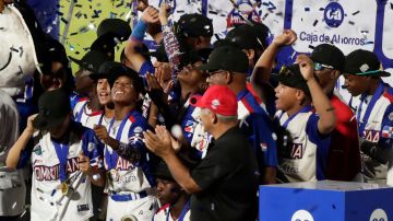Jugadores de República Dominicana celebran al ganar la primera Serie del Caribe Kids.