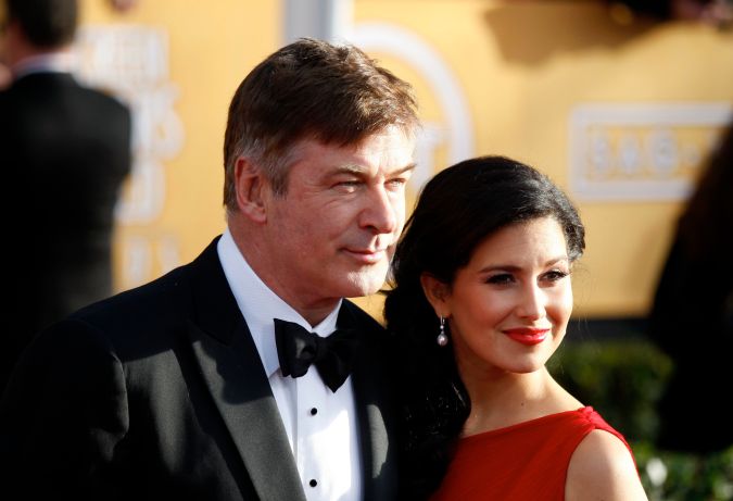 Alec Baldwin e Hilaria Thomas posando.