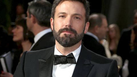 Ben Affleck posando en una alfombra roja.