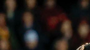 El defensa francés del Valencia Mouctar Diakhaby es atendido por varios jugadores tras caer lesionado.