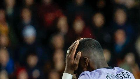 El defensa francés del Valencia Mouctar Diakhaby es atendido por varios jugadores tras caer lesionado.