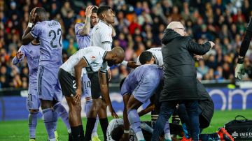 El defensa francés del Valencia Mouctar Diakhaby es atendido por varios jugadores tras caer lesionado.