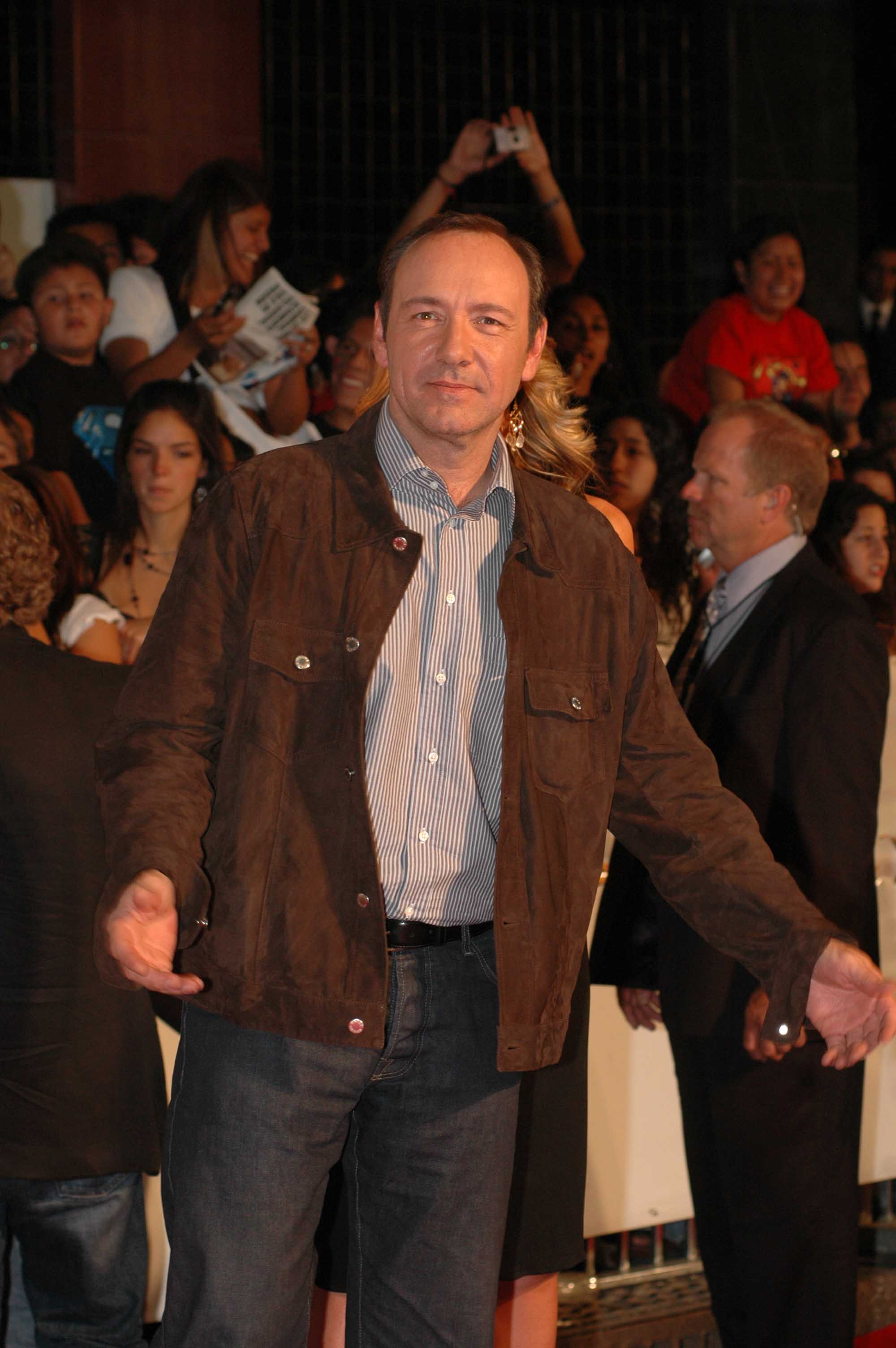 Kevin Spacey posando en una alfombra roja.
