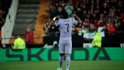 El delantero brasileño del Real Madrid Vinicius Jr. celebra el segundo gol marcado ante el Valencia.