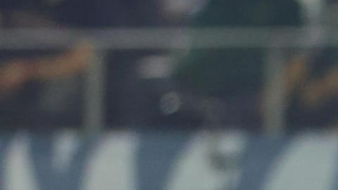 Christian Pulisic de Estados Unidos se prepara para patear un balón ante México.