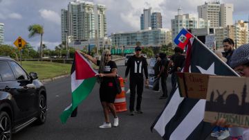 Protesta contra visita de Kamala Harris a Puerto Rico.