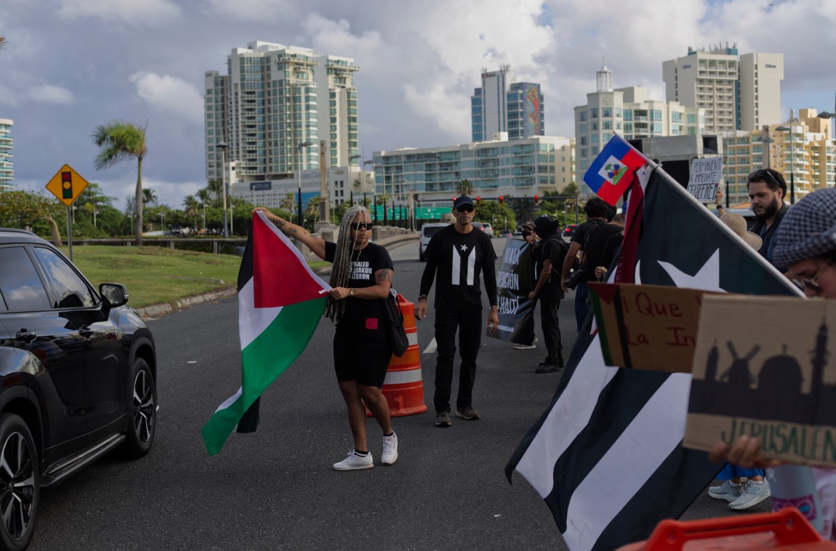 VIDEO: Protesta por visita de Kamala Harris a Puerto Rico se extiende a Santurce