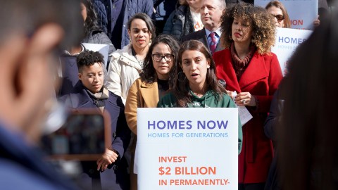 Este lunes se anunció la campaña 'Viviendas Ahora' al frente del City Hall en el Bajo Manhattan