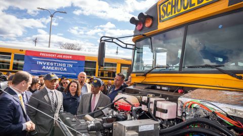 El alcalde Adams anunció en El Bronx la inversión federal de $77 millones para buses escolares eléctricos