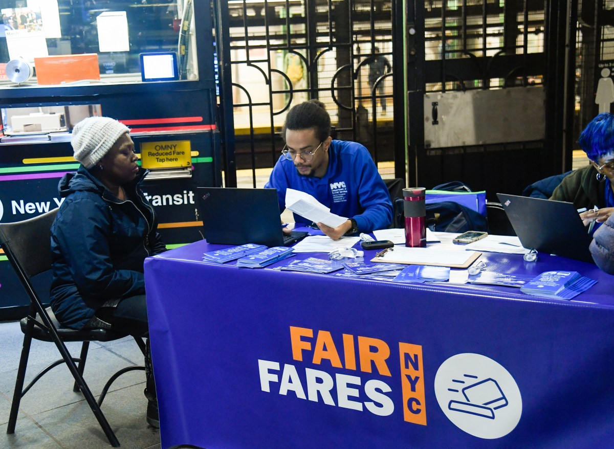 Promueven jornadas de registro para que neoyorquinos de bajos ingresos tramiten la MetroCard a mitad de precio