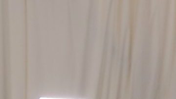 Selena Gómez posando en una alfombra roja.