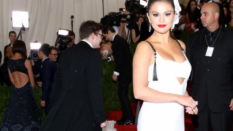 Selena Gómez posando en una alfombra roja.