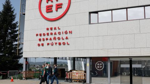 Agentes de la UCO, a la salida este miércoles de la sede de la Federación Española de Fútbol.