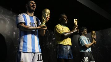 Esculturas en tamaño real del argentino, Lionel Messi, el brasileño Edson Arantes do Nascimento (Pelé) y el argentino, Diego Armando Maradona.