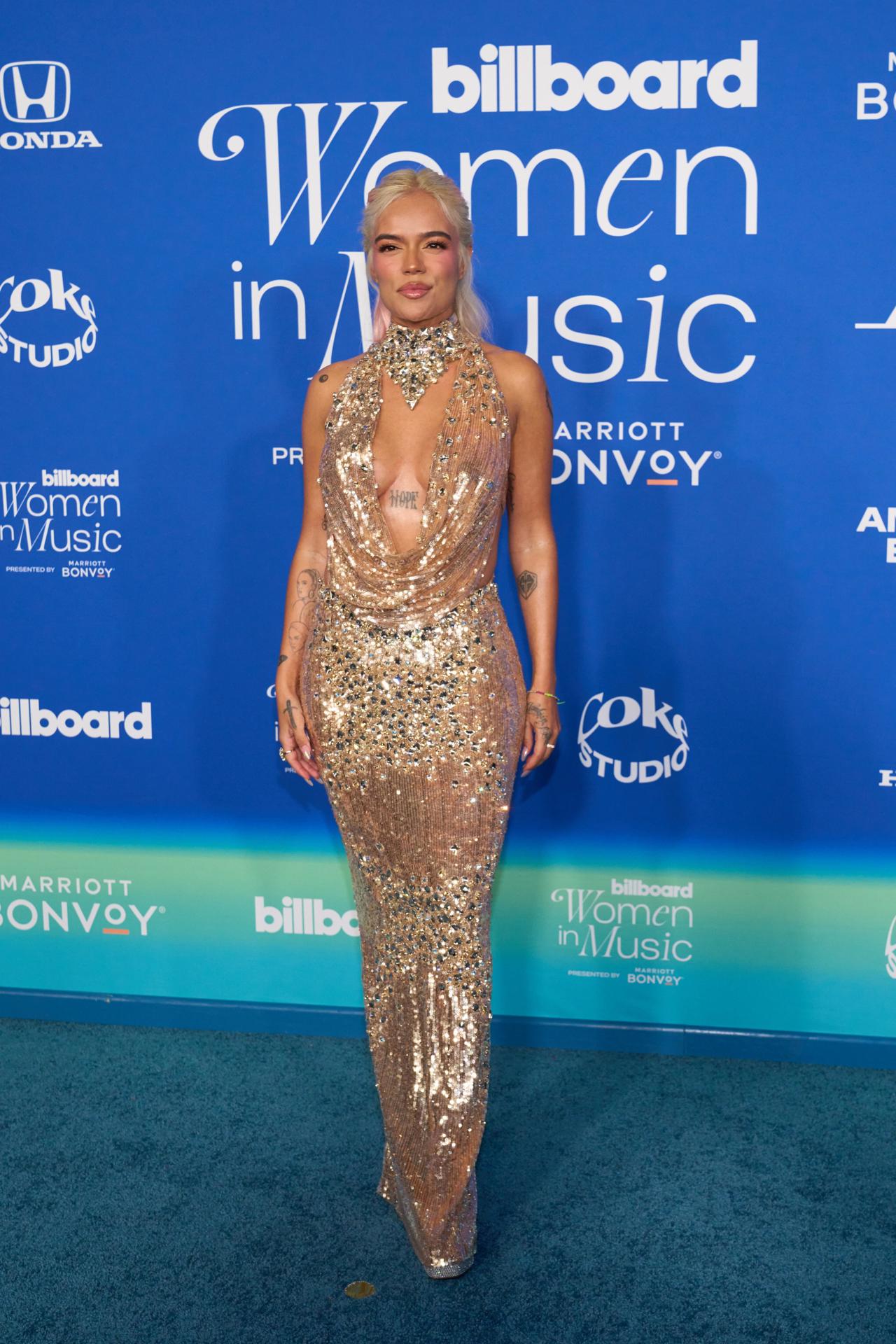 La cantante colombiana Karol G llega a los Premios Billboard Women in Music 2024 en el Teatro YouTube en Los Ángeles, California