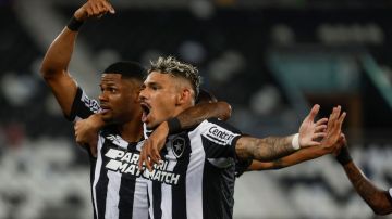 Júnior Santos (i) de Botafogo celebra un gol con Tiquinho Soares en un partido de la segunda fase de la Copa Libertadores entre Botafogo y Aurora.