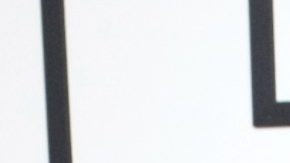 Selena Gómez posando en una alfombra roja.