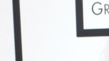 Selena Gómez posando en una alfombra roja.