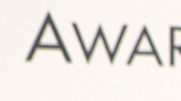 Selena Gómez posando en una alfombra roja.