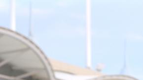 Mohammed Ben Sulayem (I) saluda a los invitados especiales al Gran Premio de Bahrain, primero de la temporada de Fórmula 1.