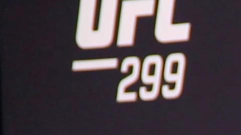 El estadounidense Sean O'Malley alza los brazos durante la sesión de pesaje antes de la pelea ante el ecuatoriano Marlon 'Chito' Vera.