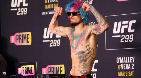 El estadounidense Sean O'Malley alza los brazos durante la sesión de pesaje antes de la pelea ante el ecuatoriano Marlon 'Chito' Vera.
