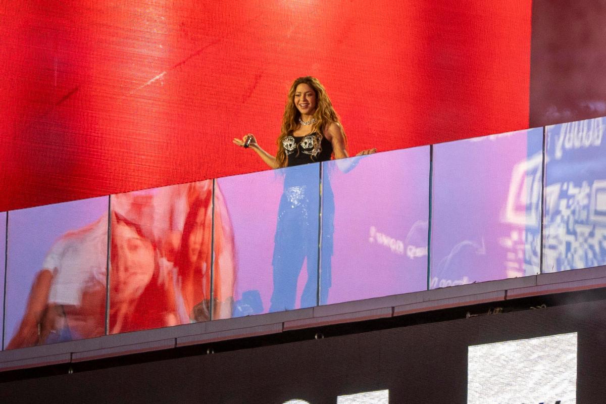 Shakira sorprendió con un show en el Times Square para promocionar su nuevo álbum