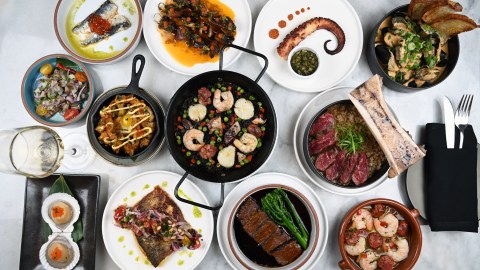 Ostras filipinas de Aklan, pulpo romesco, pincho de panceta y muchas opciones de pescado, mariscos y veganas forman parte de la oferta del lugar