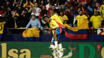 El delantero de la selección de Colombia Jhon Arias (d) celebra con Jefferson Lerma su gol durante el partido amistoso que las selecciones de fútbol de Colombia y Rumanía.