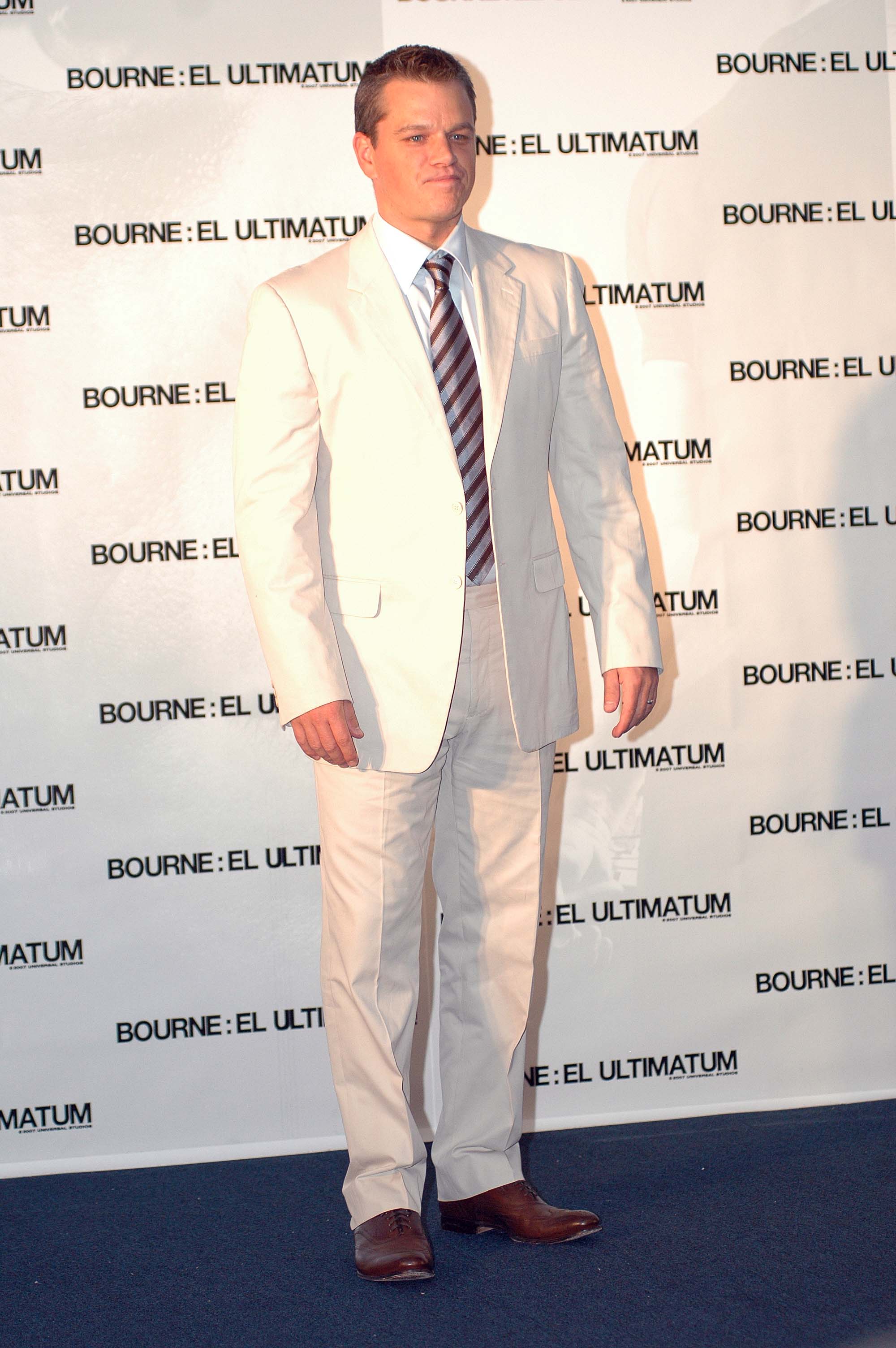 Matt Damon posando en una alfombra roja.