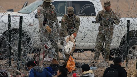 Migrantes en la frontera de México denuncian que Texas aumentó su cerco de púas a tres metros