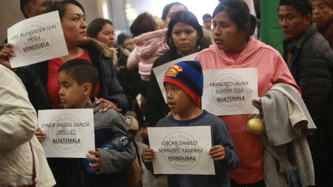 Familiares de los migrantes fallecidos en el incendio del Instituto Nacional de Migración asistieron a una misa en su honor este lunes.