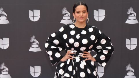 Rosalía posando en una alfombra roja.