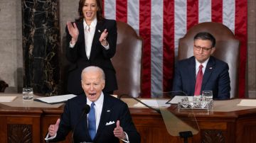 El presidente de EEUU, Joe Biden (c), pronuncia su discurso sobre el Estado de la Unión ante una sesión conjunta del Congreso mientras el presidente de la Cámara de Representantes de EE.UU., Mike Johnson, y la vicepresidenta de EE.UU., Kamala Harris, escuchan, en el Capitolio en Washington, DC.