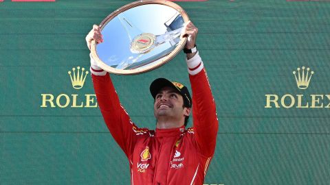 Carlos Sainz, piloto de Ferrari, celebra después de ganar el GP  de Australia 2024.