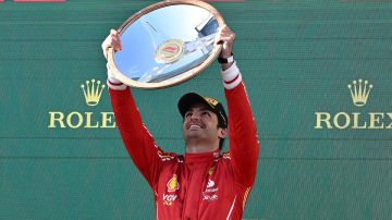 Carlos Sainz, piloto de Ferrari, celebra después de ganar el GP  de Australia 2024.