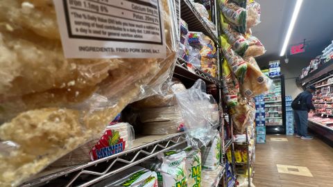 Latinos de NY admiten que desconocen lo que comen, mientras avanzan iniciativas para erradicar ingredientes peligrosos de los alimentos