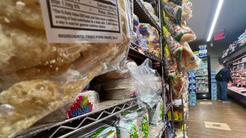 Latinos de NY admiten que desconocen lo que comen, mientras avanzan iniciativas para erradicar ingredientes peligrosos de los alimentos