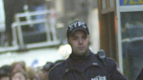 La policía de Nueva York recuperó numerosos casquillos de bala frente a 151 East Fordham Rd.