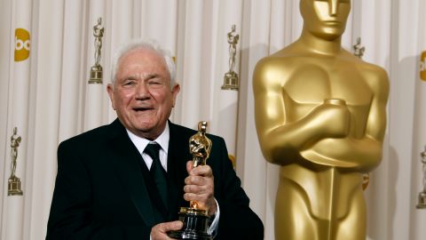 David Seidler posando con su premio Oscar