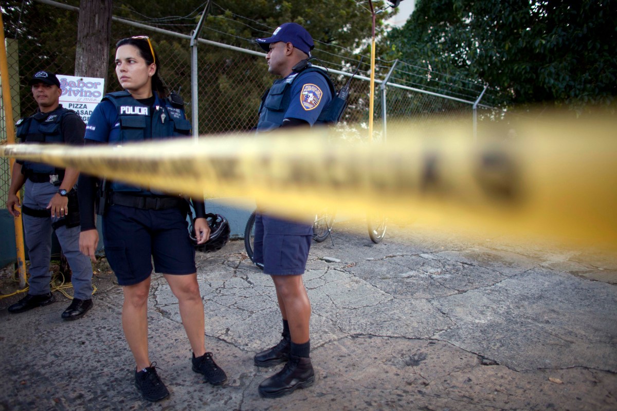 Policía de Puerto Rico ocupa residencial público tras asesinato de agente en Carolina