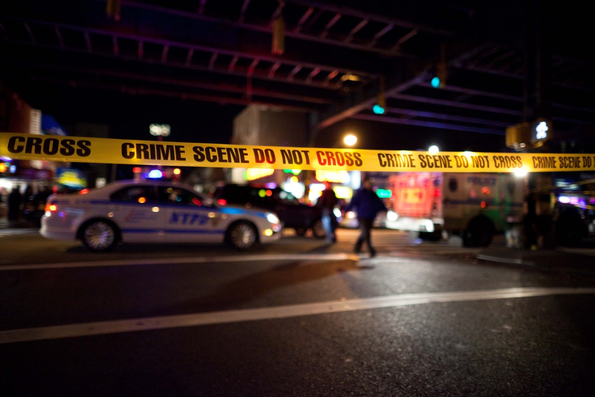 Hombre con cuchillo muere baleado por NYPD al pelear con mujer en calle de Queens