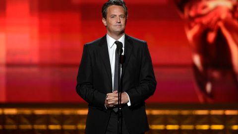 Matthew Perry posando.