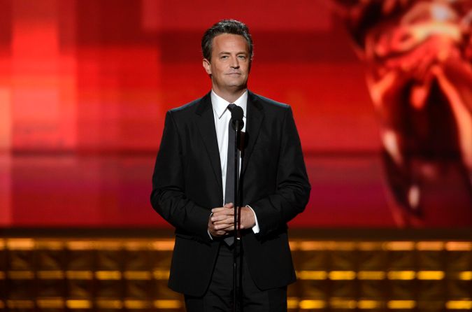 Matthew Perry posando.