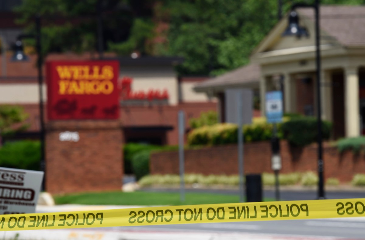 Policía dispara fatalmente a un hombre que decía tener una bomba en Wells Fargo de California